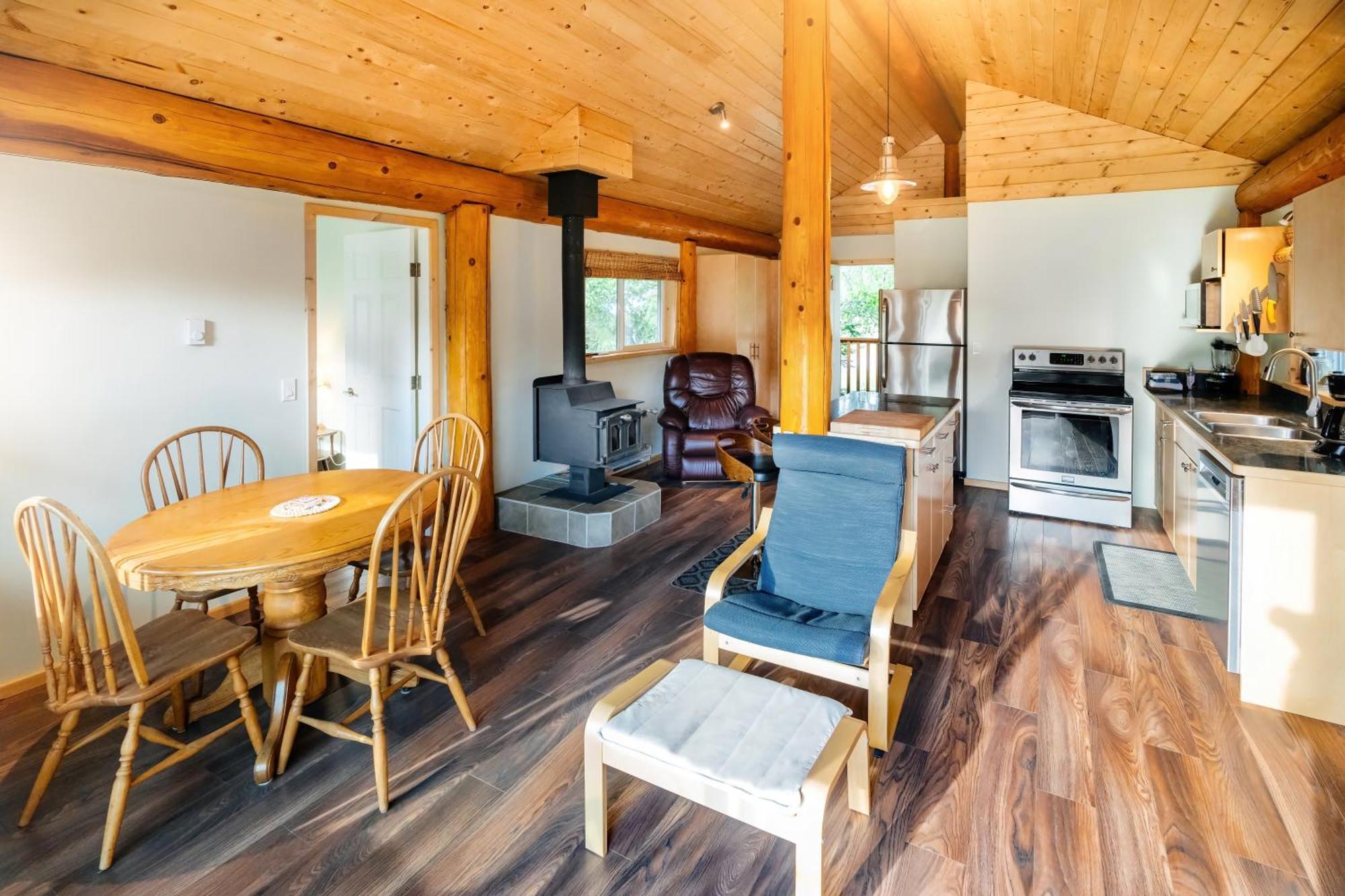Bella Coola Grizzly Tours And Resort Hagensborg Buitenkant foto
