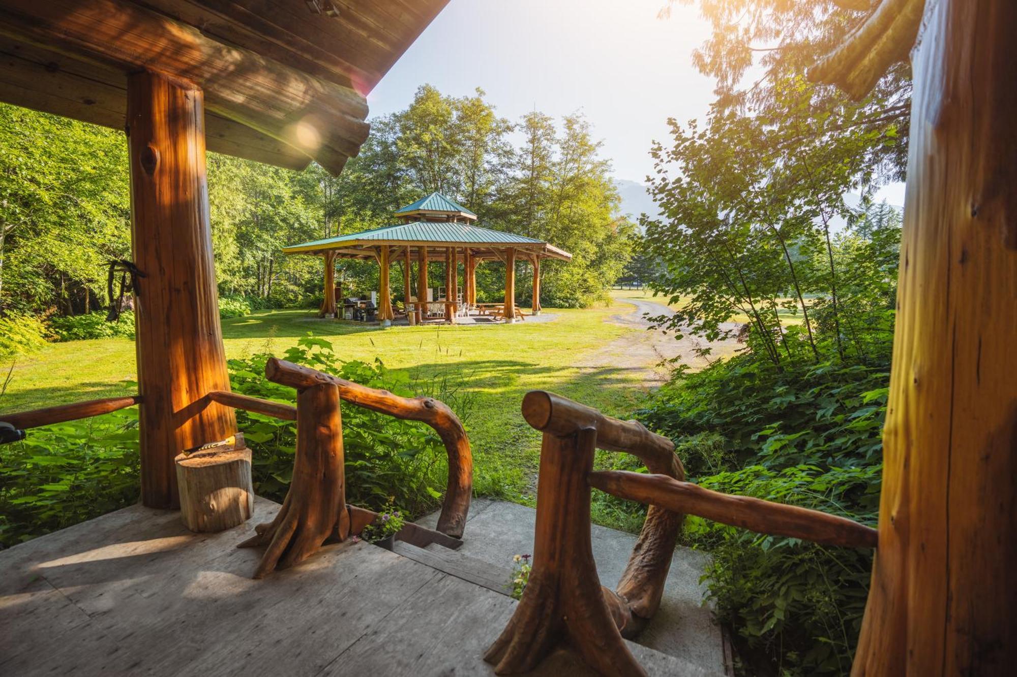 Bella Coola Grizzly Tours And Resort Hagensborg Buitenkant foto