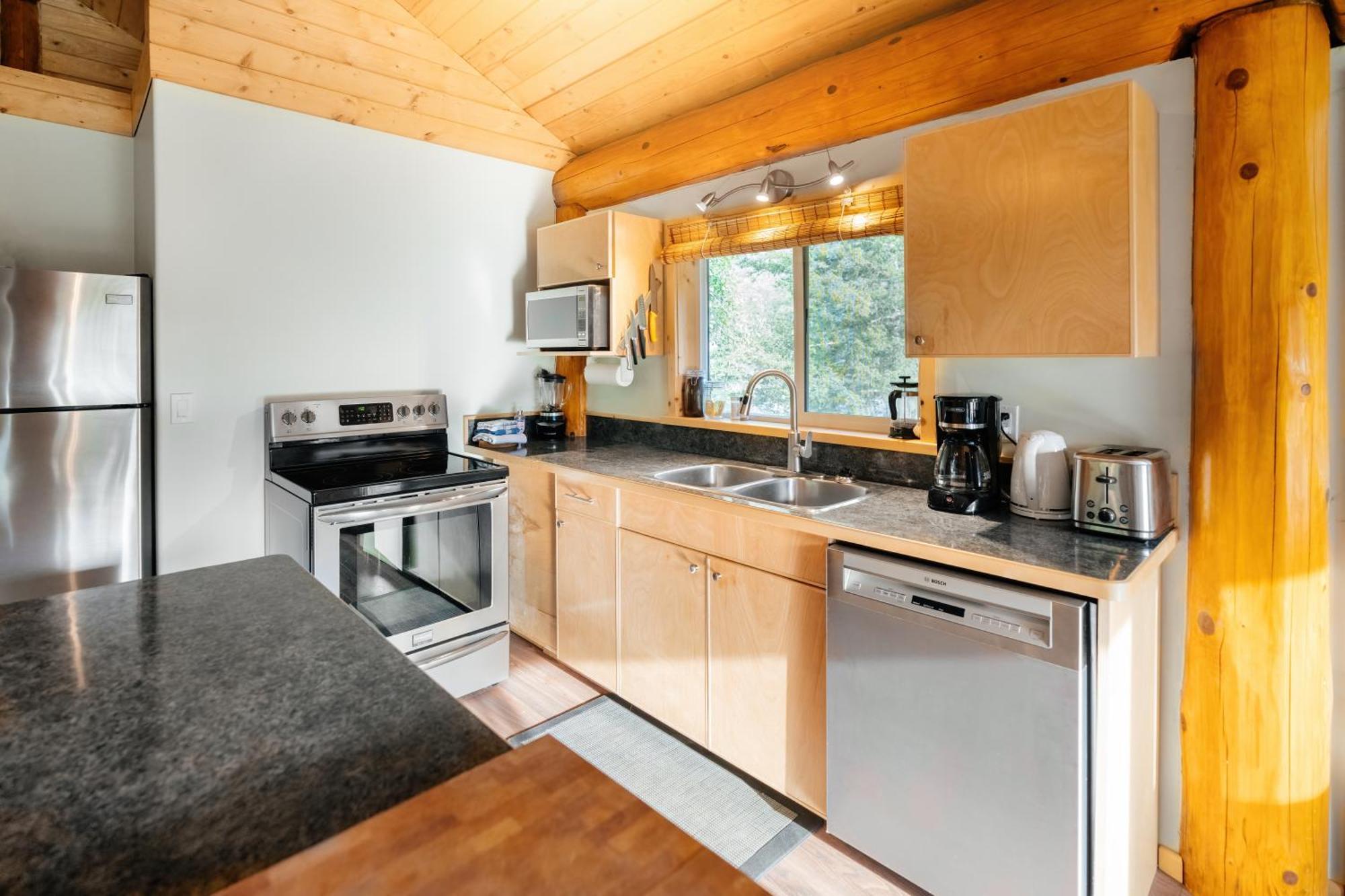 Bella Coola Grizzly Tours And Resort Hagensborg Buitenkant foto