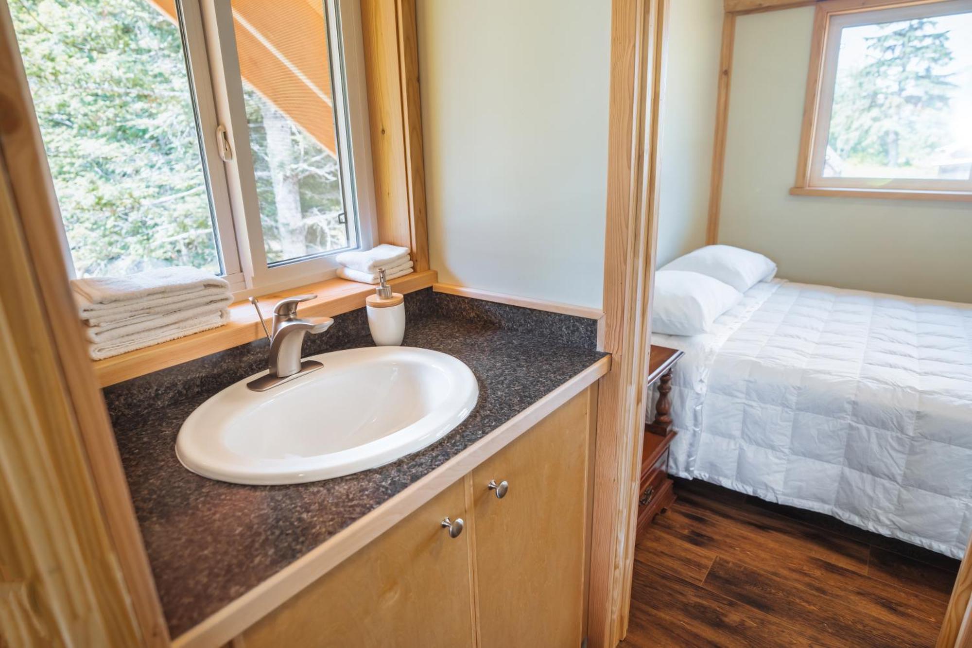 Bella Coola Grizzly Tours And Resort Hagensborg Buitenkant foto