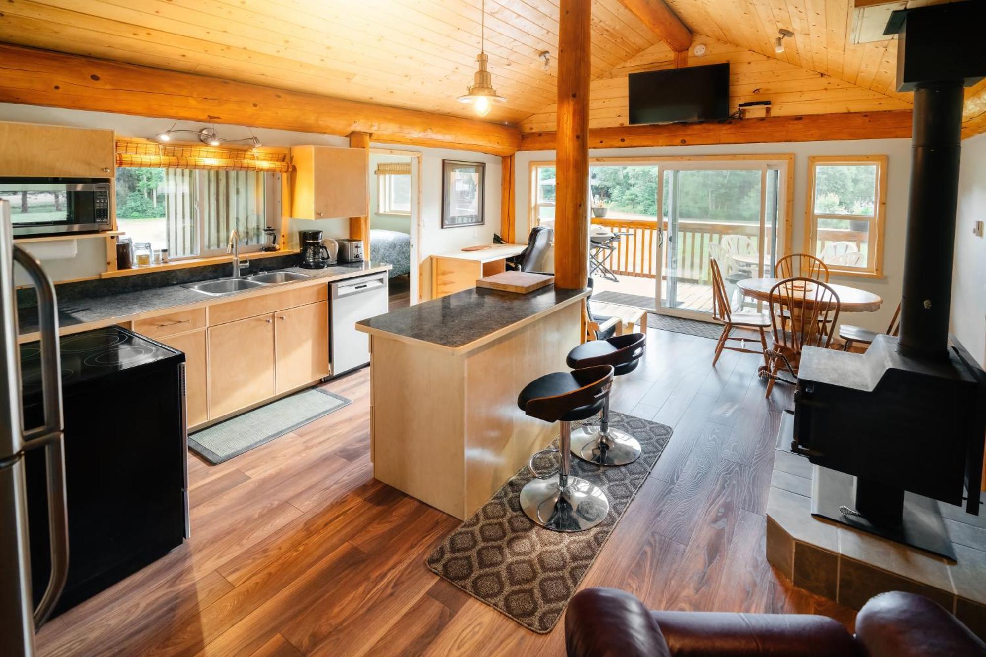 Bella Coola Grizzly Tours And Resort Hagensborg Buitenkant foto